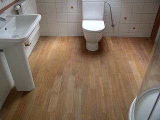 Przykładowe podłogi z łazienek, wykonywane przez firmę Parkietnet1