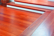 Przykładowe podłogi z drewna o barwie czerwonej, wykonywane przez firmę Parkietnet1